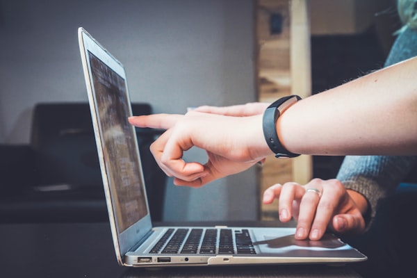 Enseignant enregistrant sa leçon de formation